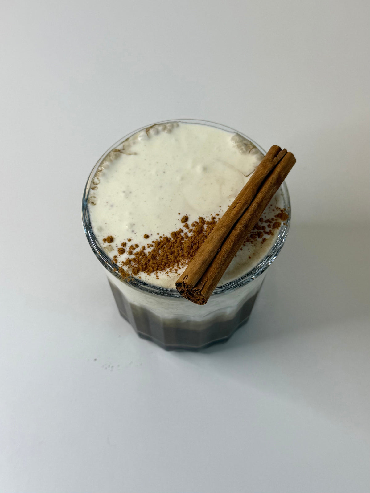 Fahéjas-mézes hojicha latte recept a komfortos hétköznapokért